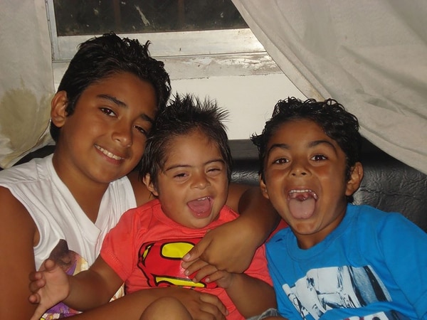 tomas-villordo-junto-a-sus-hermanos-mayores