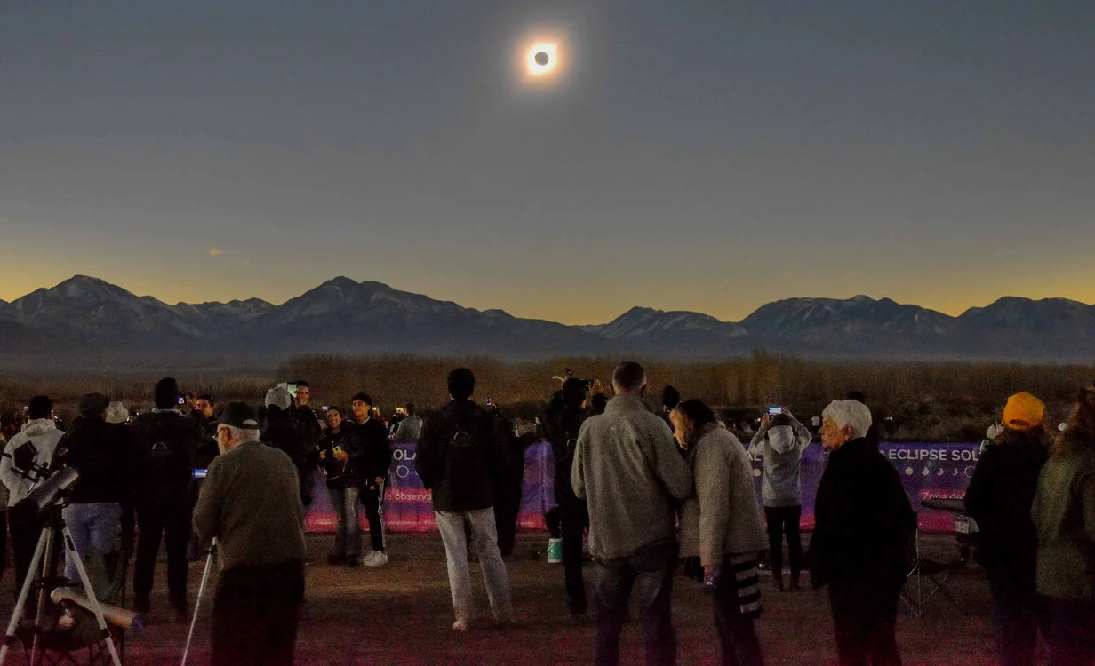 eclipse-total-de-sol-bella___G4E9tS8wF_0x750__2