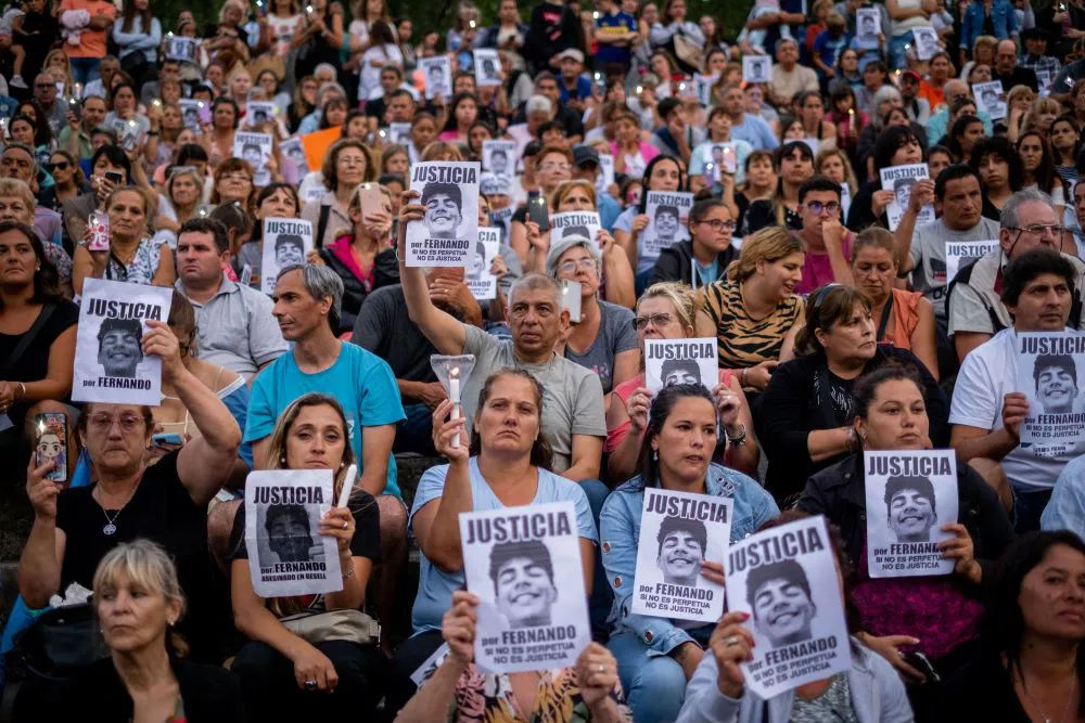 multimedia.normal.bbb2a775273ea116.4d617263686120656e20476573656c6c20706f72204665726e616e646f2062795f6e6f726d616c2e77656270