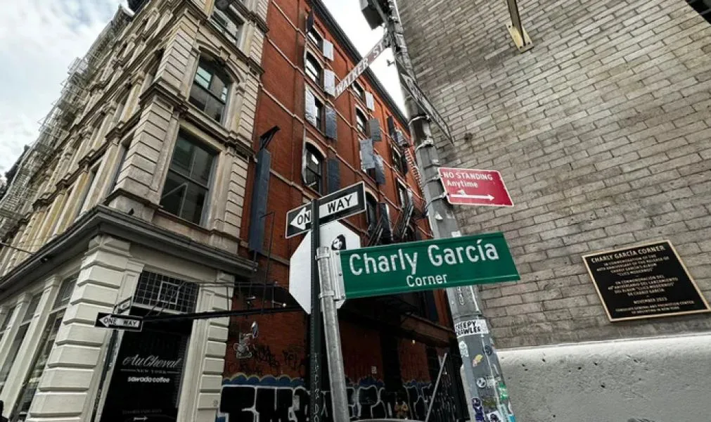 83622-tributo-de-nueva-york-el-rockero-argentino-tiene-su-esquina-charly-garcia