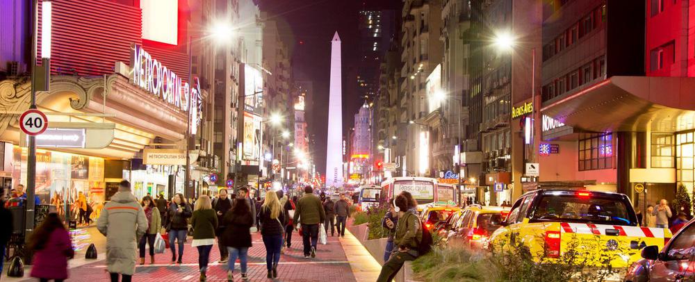 obelisco_noche_gente_luces_1500x610
