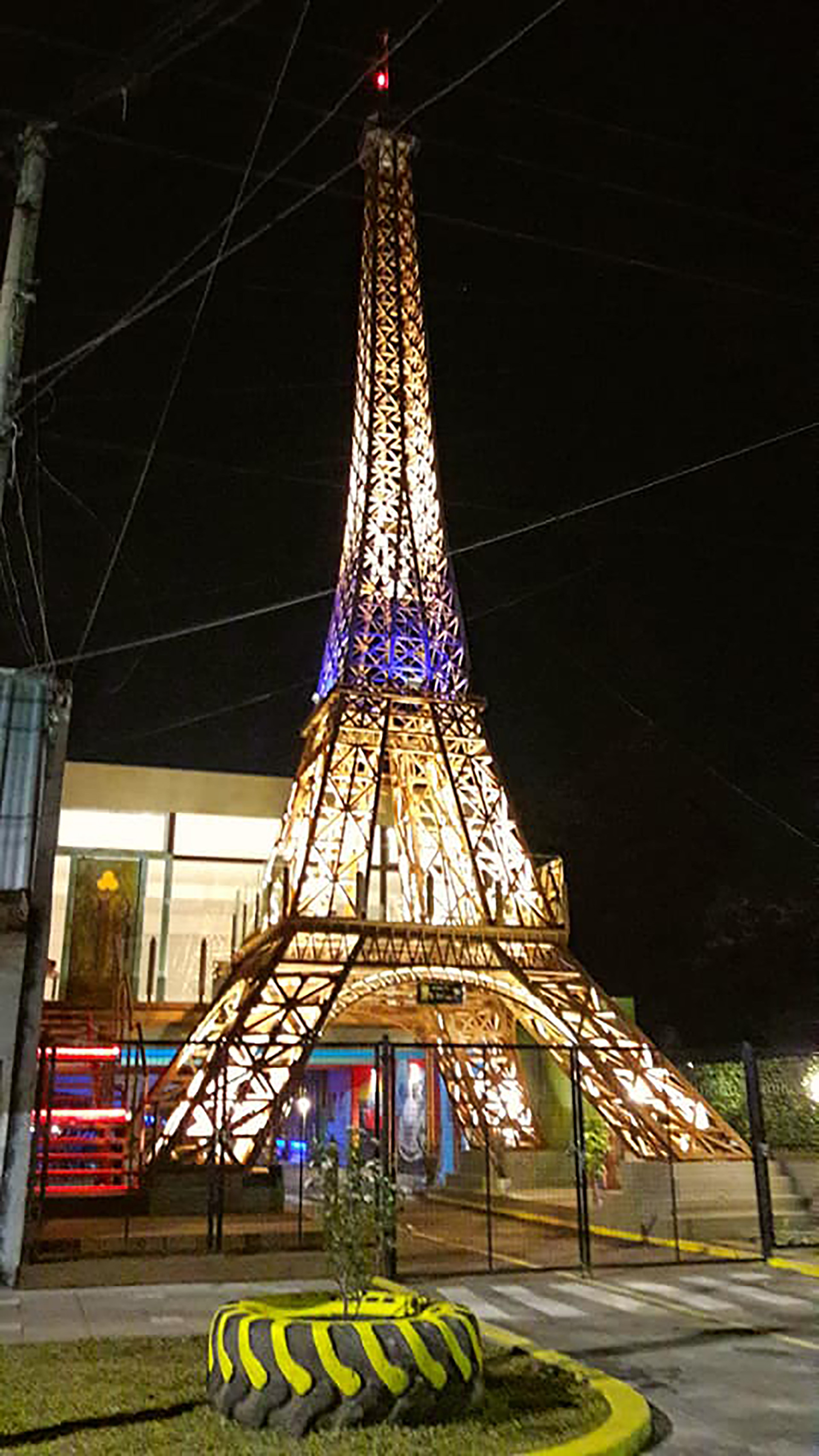 El excéntrico arquitecto que construyó una réplica de la Torre Eiffel y ahora sueña con fundar
