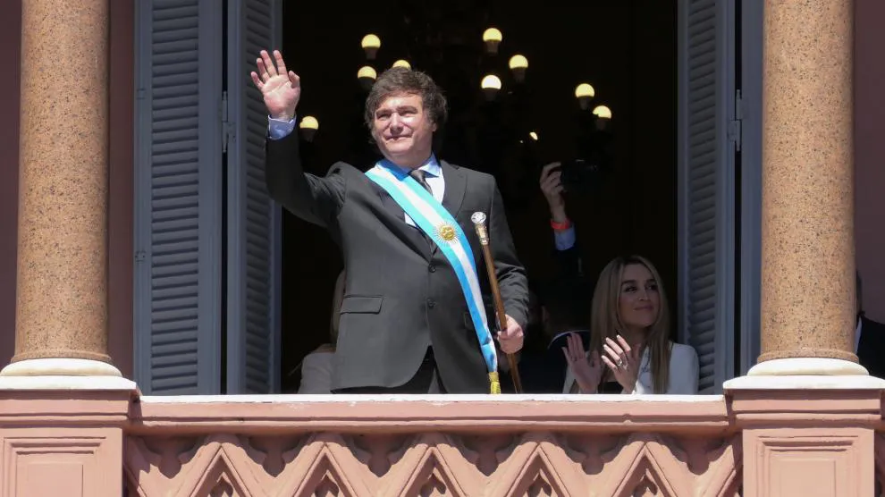 javier-milei-pisa-la-casa-rosada-por-primera-vez-como-presidente-de-argentina