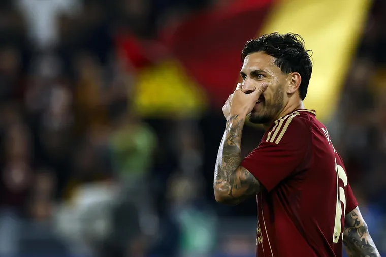 paredes-celebro-el-gol-una-dedicatoria-su-amigo-y-companero-dybala-quien-se-lesiono-el-pasado-mes-marzo-foto-efe