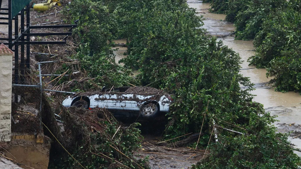un-coche-destrozado-en-mitad-de-las-inundaciones-por-el-temporal-en-malaga_9655
