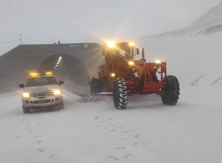 maquinas-trabajando-alta-montana