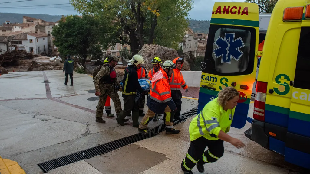 los-servicios-de-emergencias-saturados-ante-la-oleada-de-incidencias-provocadas-por-la-dana_6e68