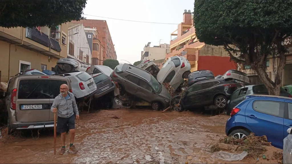 vehiculos-amontonados-por-las-inundaciones-en-massanassa-valencia_a41f