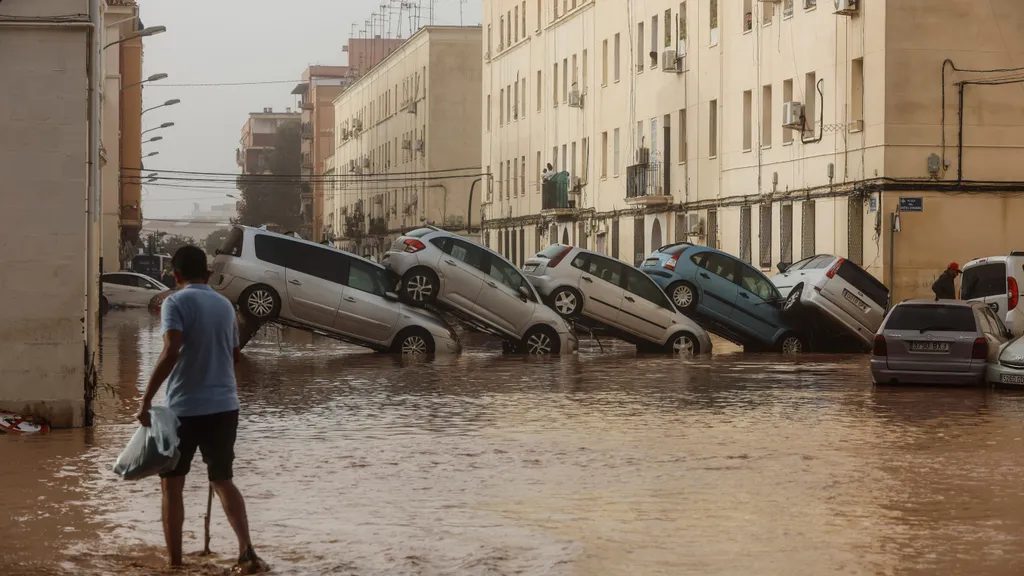 vehiculos-apilados-y-destrozados-por-las-inundaciones-de-la-dana-en-la-torre-de-valencia_a040