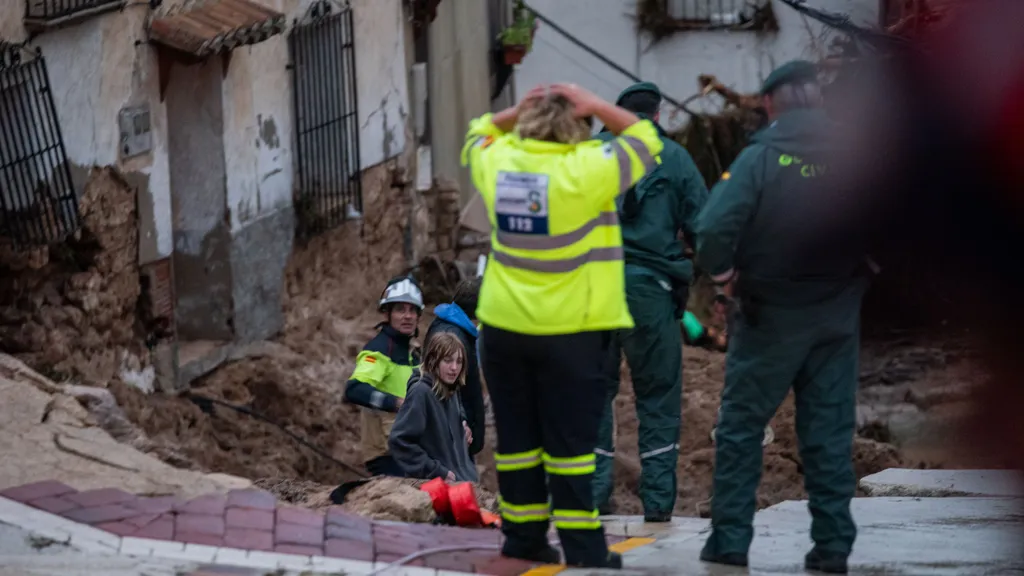 desesperacion-por-la-destruccion-del-temporal-en-letur-albacete_dc80