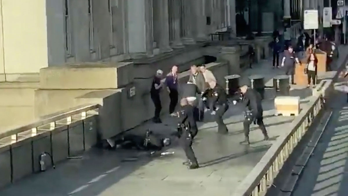 policia-mata-hombre-tras-ataque-terrorista-puente-londres-1575051370782