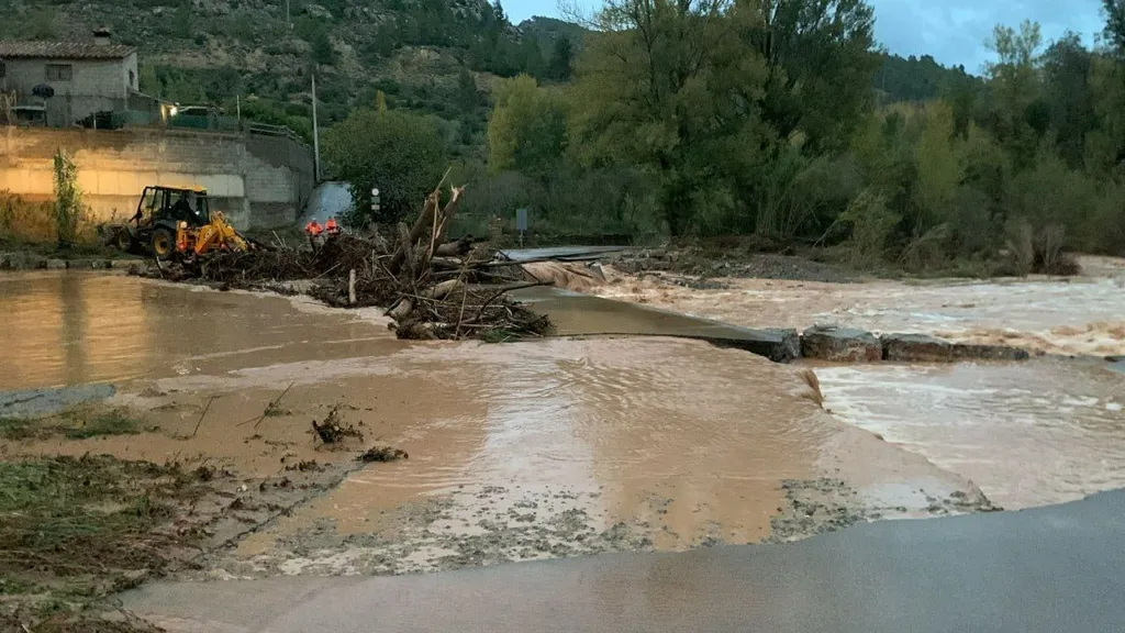 la-carretera-te-28-entre-odon-y-blancas-en-teruel-cortada-por-las-inundaciones_ca72