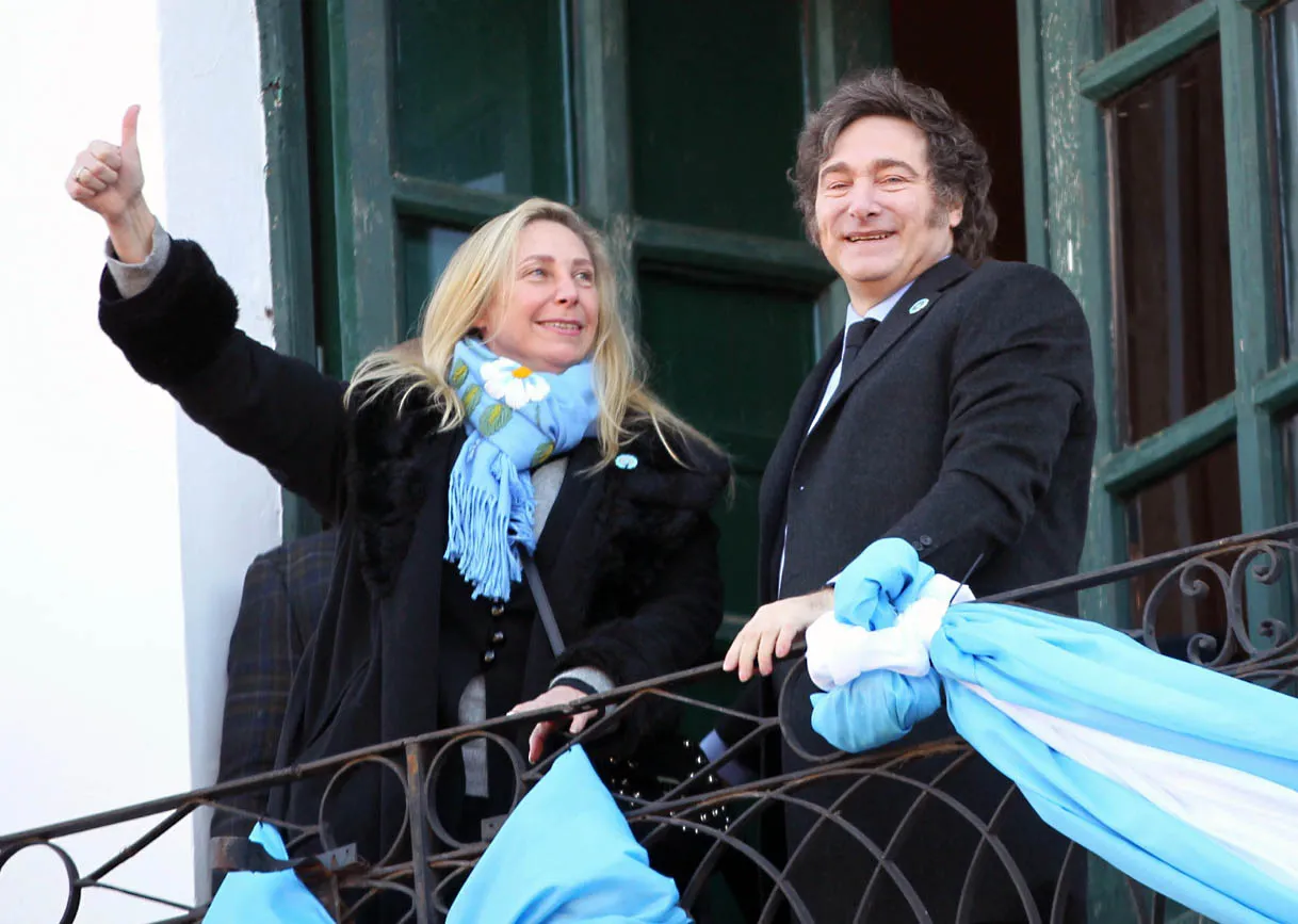 multimedia.normal.9f4aa241931c6825.S2FyaW5hIHkgSmF2aWVyIE1pbGVpIGVuIGVsIENhYmlfbm9ybWFsLndlYnA=