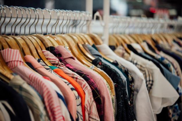 tienda-ropa-tienda-ropa-perchas-tienda-boutique-moderna_1150-8886