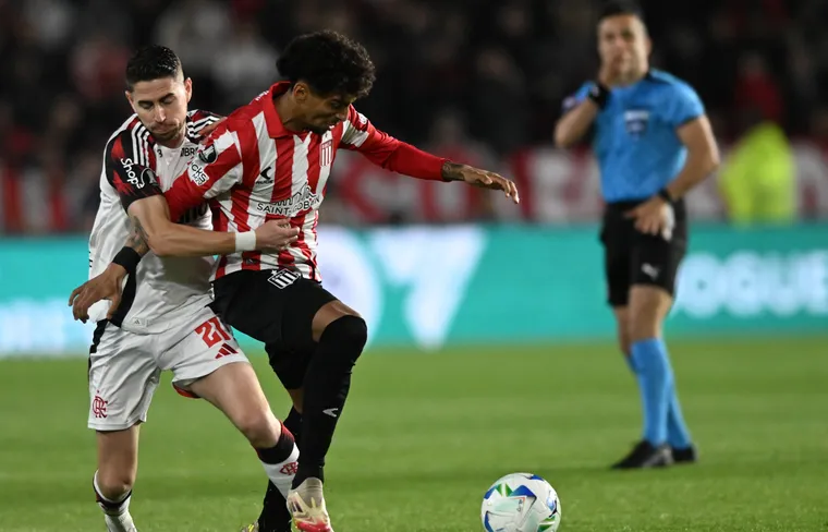 cristian-medina-cuida-la-pelota-el-italiano-jorginho-estudiantes-flamengo