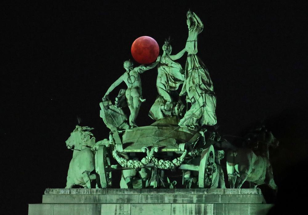 2019-01-21T080821Z_989162395_RC1F4FE0CA20_RTRMADP_3_LUNAR-ECLIPSE-BELGIUM