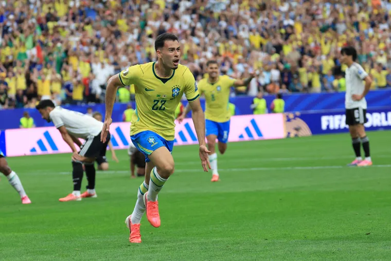 el-delantero-brasileno-gabriel-martinelli-celebra-marcar-el-2-1-el-partido-los-dieciseisavos-final-del-mundial