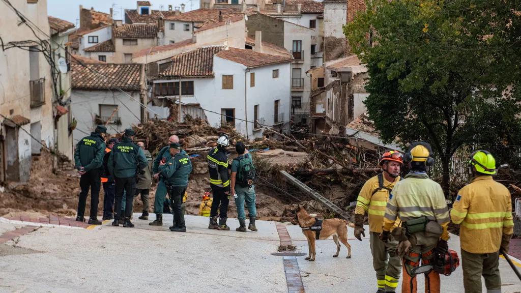 bomberos-y-agentes-de-la-guardia-civil-trabajan-en-una-zona-afectada-en-letur-albacete_00f6