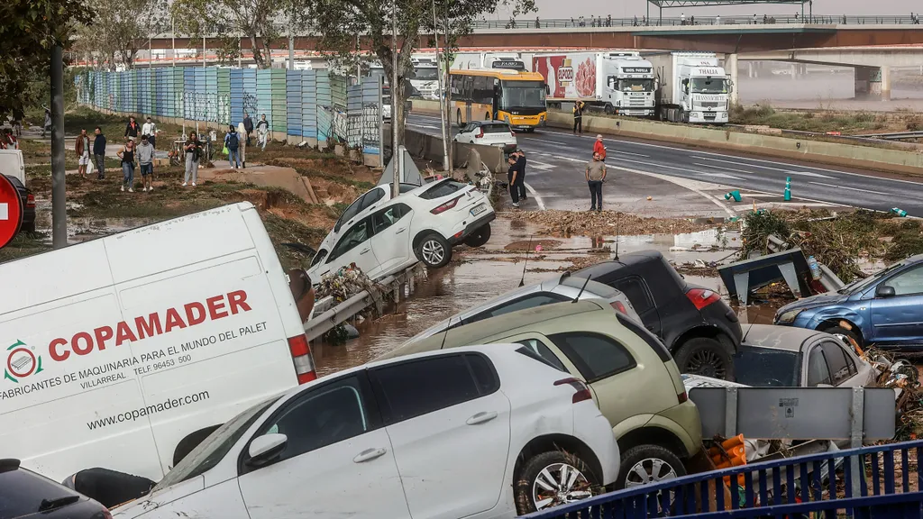 coches-destrozados-en-el-barrio-de-la-torre-en-valencia_7b9d