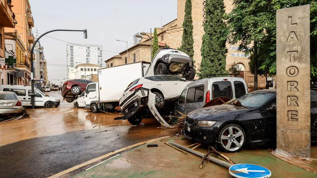 carreteras-bloqueadas-en-valencia-por-los-destrozos-ocasionados-por-la-dana_b25e