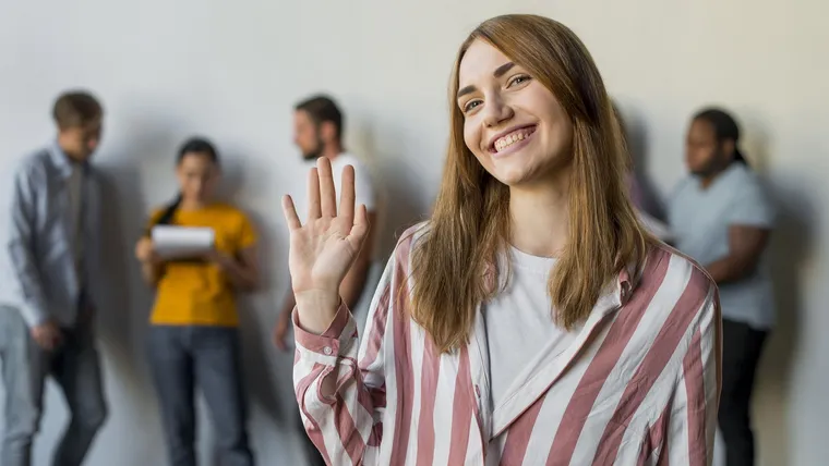 mujer-bonita-adulta-sonriendo