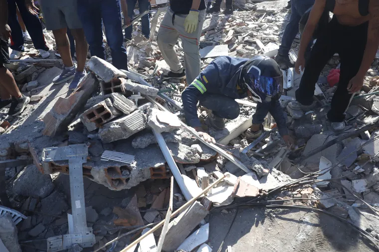 vecinos-y-rescatistas-buscan-sobrevivientes-los-escombros-el-terremoto-colombia